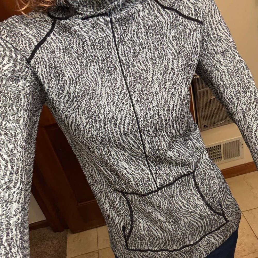 Women's Black and White Patterned Sweatshirt
